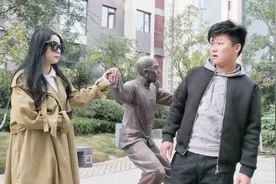 小伙相亲找对象，邀请女孩看电影，女孩爽快答应，没想到她是盲人视频封面