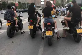 西安街头四男子骑摩托载女子被举报，交警连夜追查，因为啥？图片
