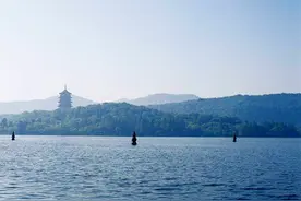 夜游西湖三潭，皓月灯火水影图片