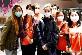 低调做善事！许志安戴帽子墨镜遮脸街头派口罩图片