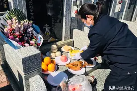 哈尔滨：“代祭服务” 别样清明寄哀思图片