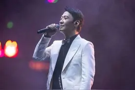 黎明红馆演唱会首谈太太和女儿，终究是找了个普通人过日子生孩子图片