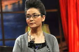 67岁潘虹素颜亮相，穿灰裙无惧脸上皱纹，“贵妃头”满满高级感图片