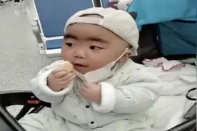 小朋友“教科书式”吃饼干，咬一口立马戴好口罩图片
