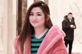 Selina越来越有气质，玫粉色毛绒大衣内搭条纹衫，微胖更有贵妇感图片