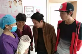 小宝宝出生后，最好不要让这4种人第一个抱他，这并非是迷信思想图片