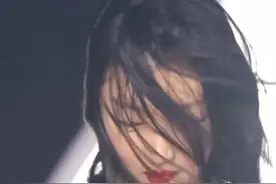 红毯意外状况：白敬亭被吹飞，周冬雨头发糊一脸，杨天真尬出了圈图片