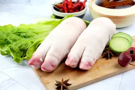 买猪蹄，要分清“前蹄”和“后蹄”,区别挺大，买错骨头多还难吃图片