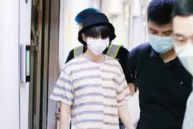 王俊凯罕见机场亮相，头发长到挡住眼，惨被催促该理发了图片