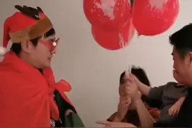 沈腾祖孙三代罕见同框，岳母和妻子似姐妹，儿子捧花迎爸爸下班图片