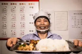 大学食堂又上热搜，学生吐槽：食堂可以接地气，但不能“接地府”图片
