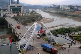 云南的一个小县城，人口不多，越南美女很多，当地男生“幸福”图片