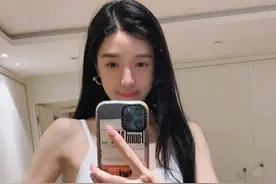 38岁周韦彤秀超细蚂蚁腰！一个月暴瘦25斤，12天只喝水不吃饭图片