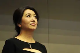 江珊的衣服弯腰“有风险”，衣领下面掏个洞，一身黑显瘦显白双赢图片