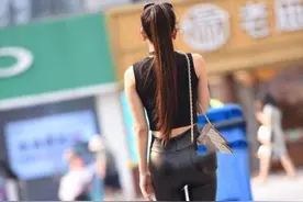 穿这么紧绷的皮裤，应该很闷热吧？主要是不方便走路图片