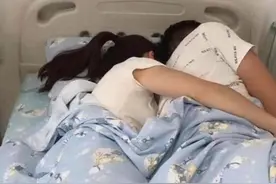 病床被熬夜爸妈"霸占"，儿子在小板凳上打吊瓶，查房护士都笑了图片