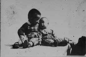 她意外弄丢胞弟，为找弟弟拒绝生子寻遍全国27年，苦心寻回终放手图片