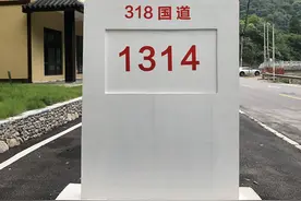 G318国道湖北境内新增一处“假”里程碑 却倍受旅客追捧图片