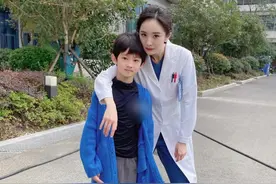 杨幂穿白大褂生图曝光，脸与小孩一样大，筷子腿镜头差点装不下图片