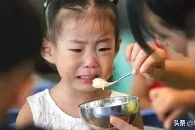 4岁的女儿睡得很香，但没有再醒过来。医生摇了摇头父母都很无知图片