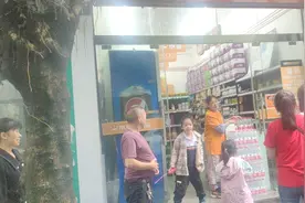 点赞！震后泸县一超市老板免费发矿泉水图片