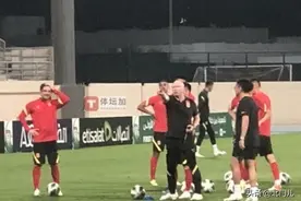 国足教练组突然调整：强援到队，前世界杯季军高管指挥，李铁听着图片