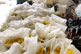 一天卖出万余支菊花 清明祭祀鲜花热销图片