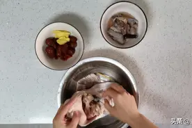 猪肚乌鸡煲，滋补效果极佳图片