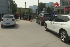 堵门讨薪影响公共秩序 不听劝阻民警依法处置图片