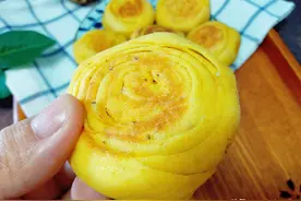 五一宅家给孩子做个南瓜小饼，一圈一圈剥着吃，比面包还香甜煊软图片