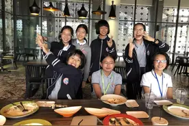 同学聚会，同学“丢”手机怀疑被我藏起，我把塑料袋打开，他愣了图片