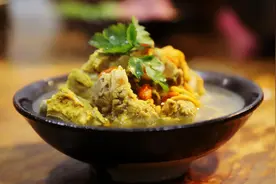 鹏厨分享：虫草花炖排骨，颜色金黄诱人，冬季来一碗太舒服了视频封面