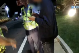 天色已黑，他独自一人横穿高速公路暴走！因为，被老婆丢了图片