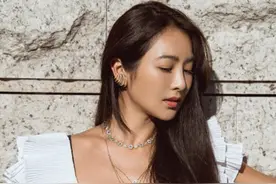 曹格妻子吴速玲晒美照 白色露脐装尽显性感身材图片