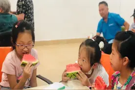 老少齐相聚，"啃秋"乐翻天——南京市建邺区莲花嘉园社区举办立秋主题活动图片