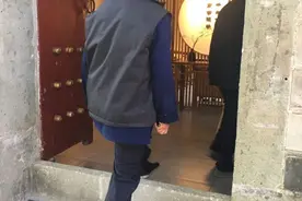 走路先迈左脚还是右脚？为啥说“先迈左脚为贵”？你走路先迈哪只图片