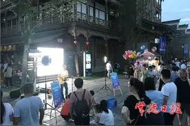 【常德街区文化节】街头艺人深情献唱 点燃河街夏夜激情图片
