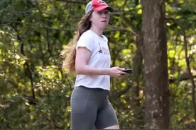 克林顿41岁独生女久违现身，穿骑行短裤素颜慢跑，比希拉里瘦太多图片