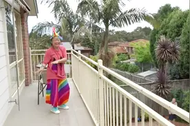 吃相夸张的泰国女人太逗了，在家跳舞，让老公看见，立刻害羞了视频封面