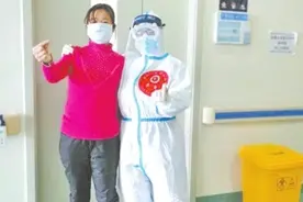 河南援湖北护士与患者病房高歌，平时经常想尽办法逗他们开心图片