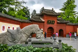河南一古寺走红，游客买票去帮僧人搓玉米，游客：好像回到小时候图片