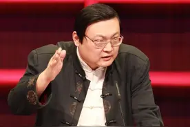 余秋雨曾红极一时，为何最终跌落“神坛”？梁宏达：此人极其虚伪图片