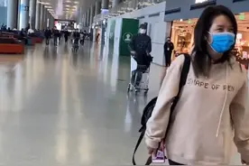 何洁官宣封肚后低调现身，面色蜡黄状态不佳，上身臃肿引猜测图片