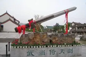 世界上有四把镇山剑，中国拥有三把，其中一把至今无人能拔出图片