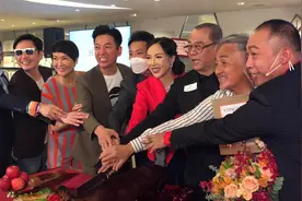 欧阳震华等10位港星齐聚一堂，为富婆新店剪彩切烧猪，场面太热闹图片