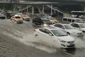 暴雨连绵降江城，武汉的洪涝也经历了无数次。但原因究竟何在？图片