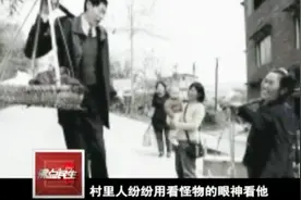 2米5的巨人走在街上，被人当“怪物”看视频封面