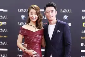 林心如小腹微凸和老公霍建华出席活动，获老公甜蜜搂腰宠出婴儿肥图片