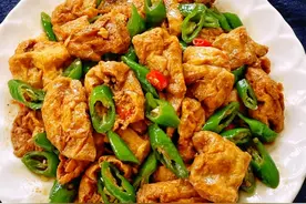 给肉都不换的家常菜推荐：辣椒炒豆泡，凉拌秀珍菇，炝炒西葫芦图片