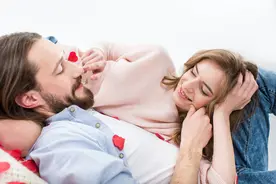当女人默许你做3个出格举动，恭喜，你已经入她的心图片